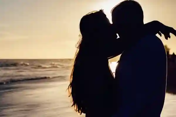 Imagen de pareja en la playa para la letra de A fondo perdido