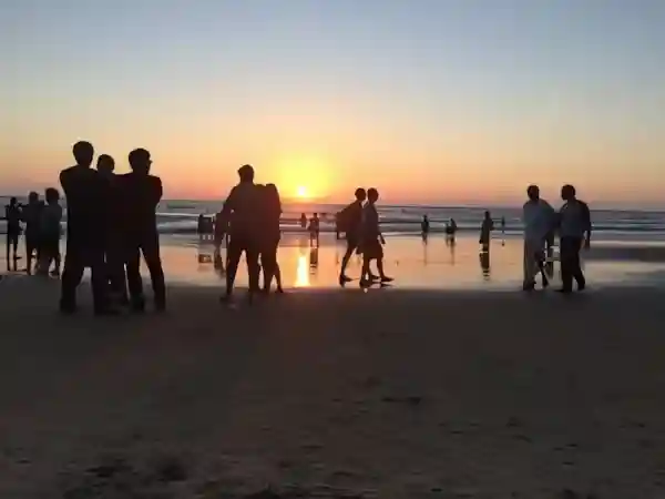 Imatge de gent a la platja, per la lletra de l'havanera Anem a la mar