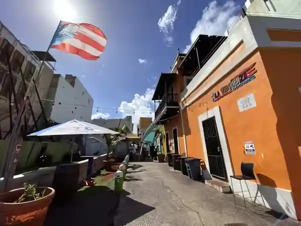 Imagen de una calle de San Juan de Puerto Rico, para el post Bolero En mi viejo San Juan letra