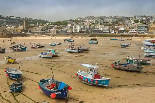 Imagen de barcas en la playa tras bajar la marea, como imagen destacada para el post Eres como la marea letra