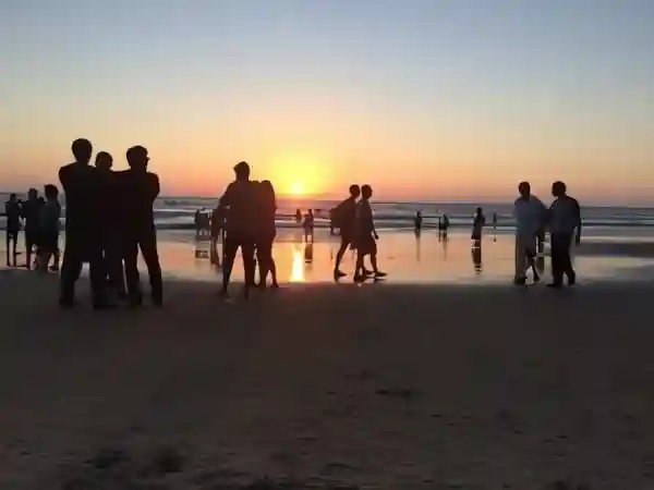 Imatge de gent a la platja, com a imatge destacada per al post Anem a la mar acords