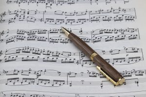Foto de una partitura, como imagen destacada del post Teoría musical introducción