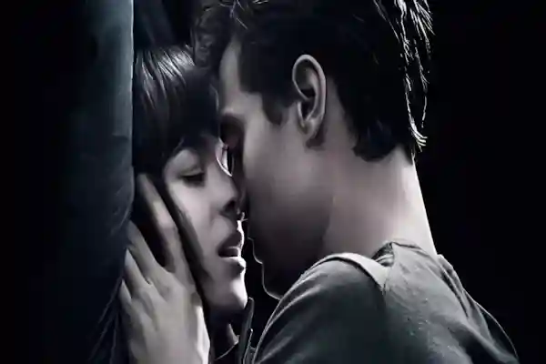 Imagen de pareja casi besándose, para el post Bolero Si llego a besarte letra